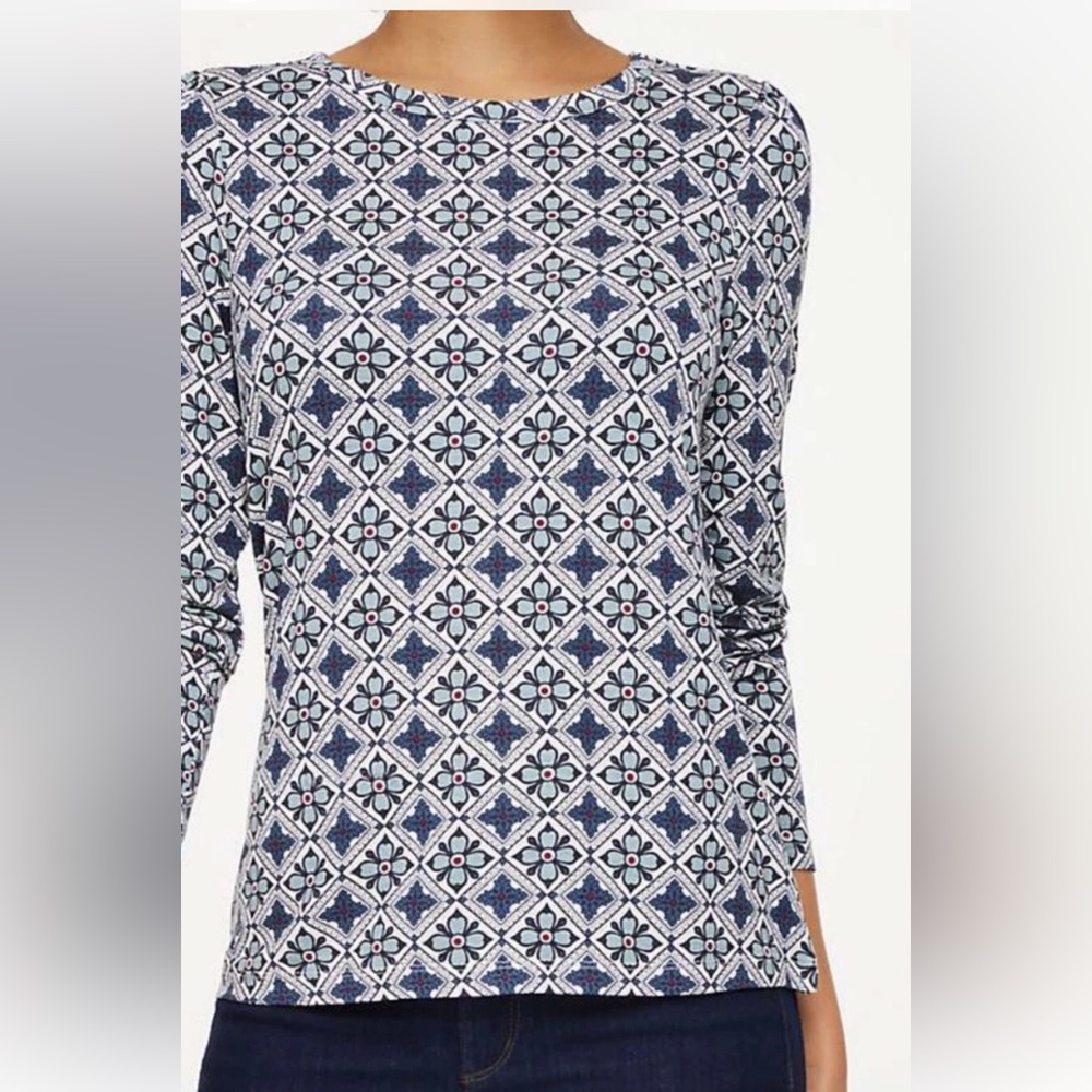 New no tag Loft blouse size medium tag was accidentally removed, opening in back
